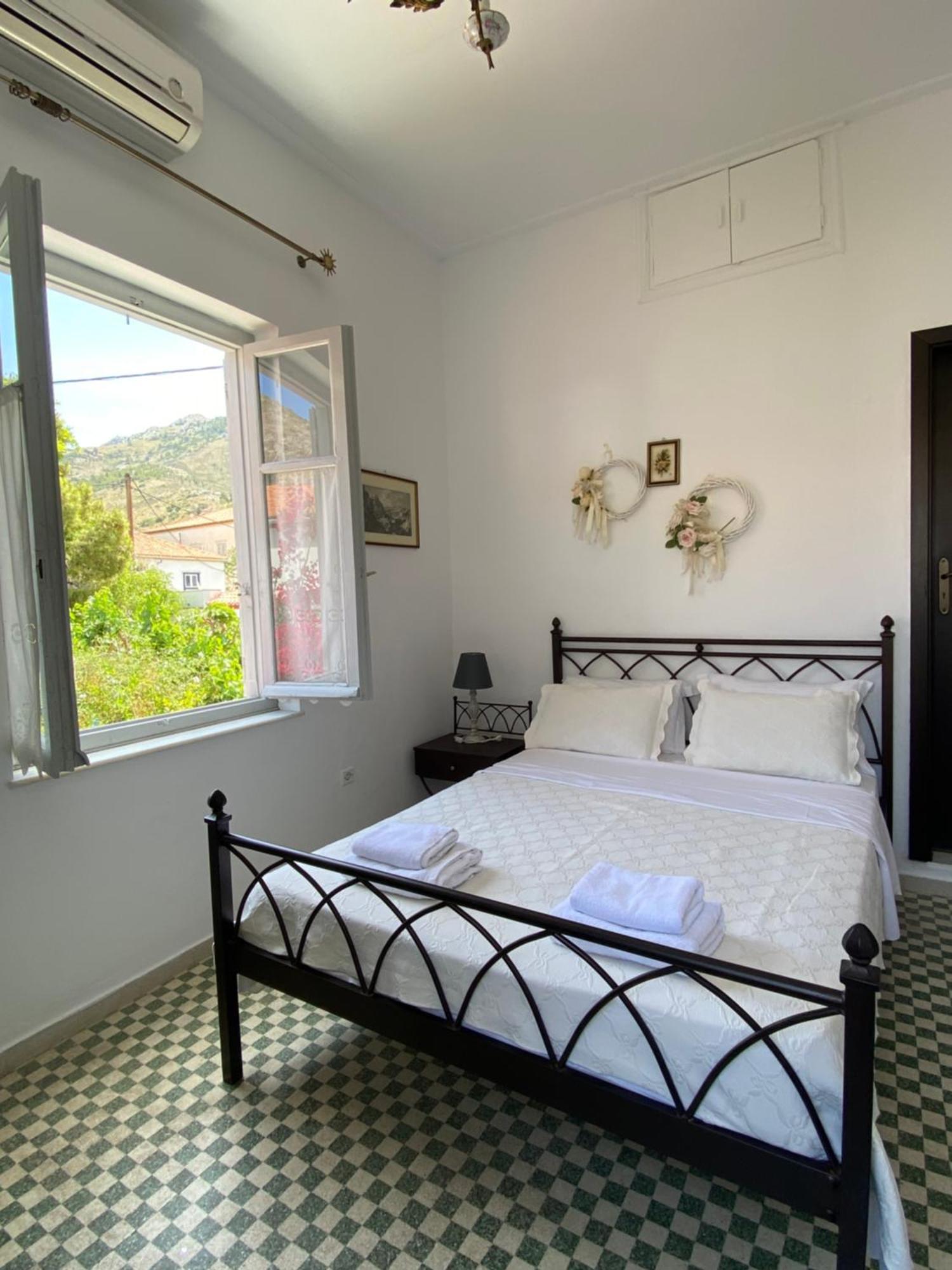 Douskos Uptown Living Hotel Hydra  Exterior foto