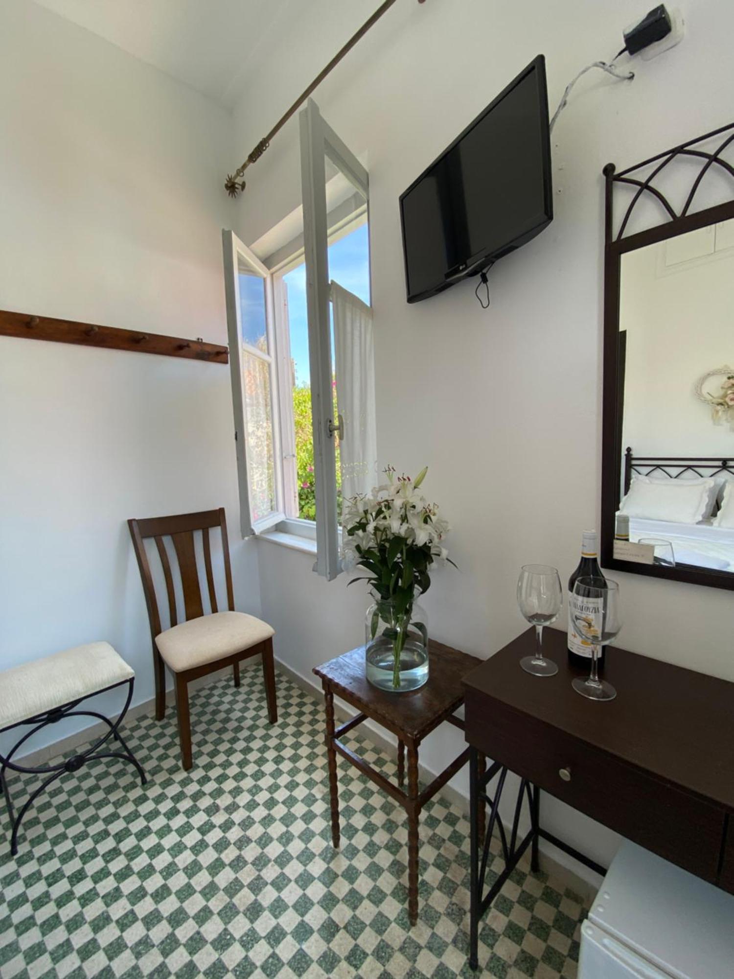 Douskos Uptown Living Hotel Hydra  Exterior foto