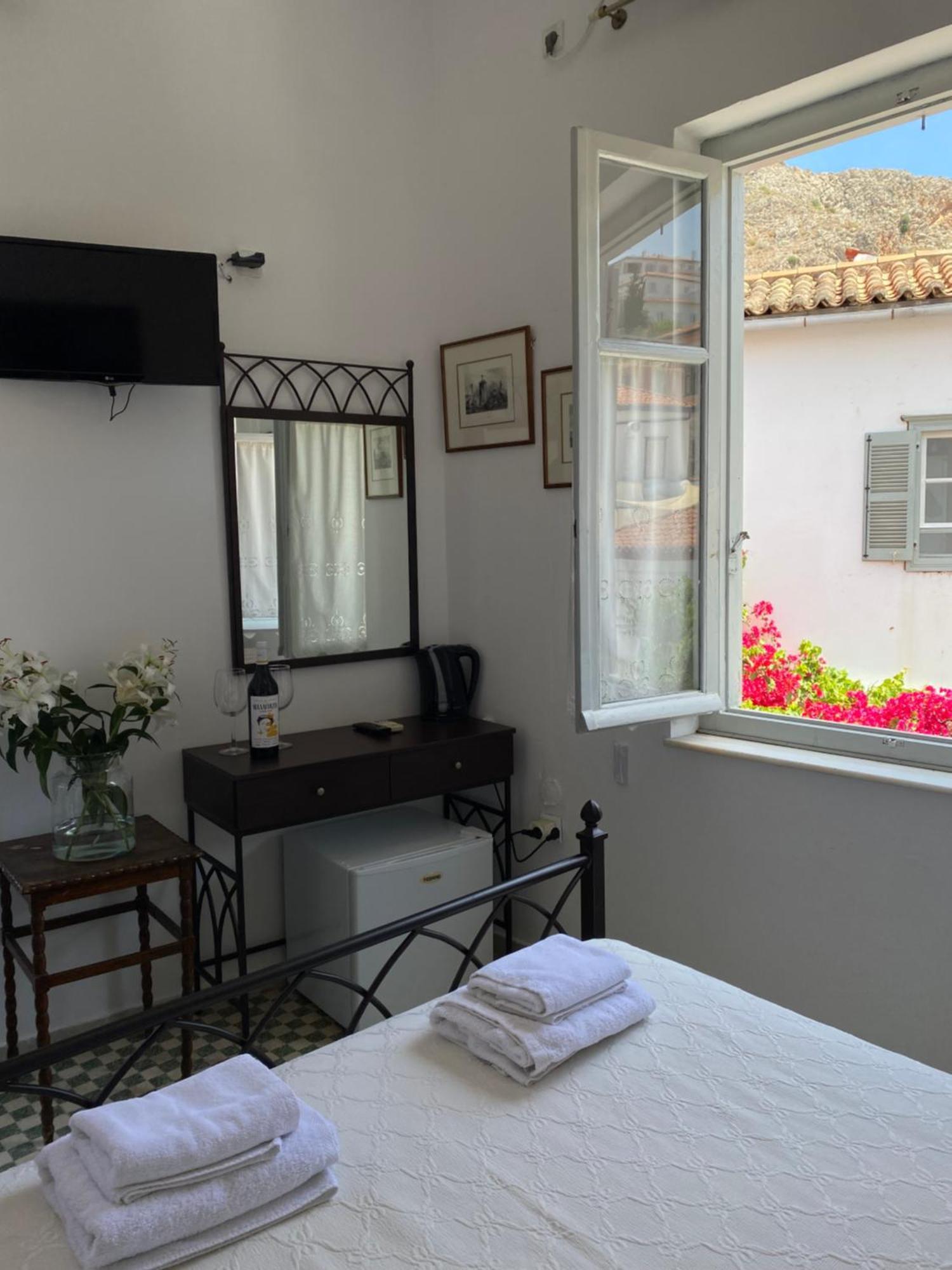 Douskos Uptown Living Hotel Hydra  Exterior foto