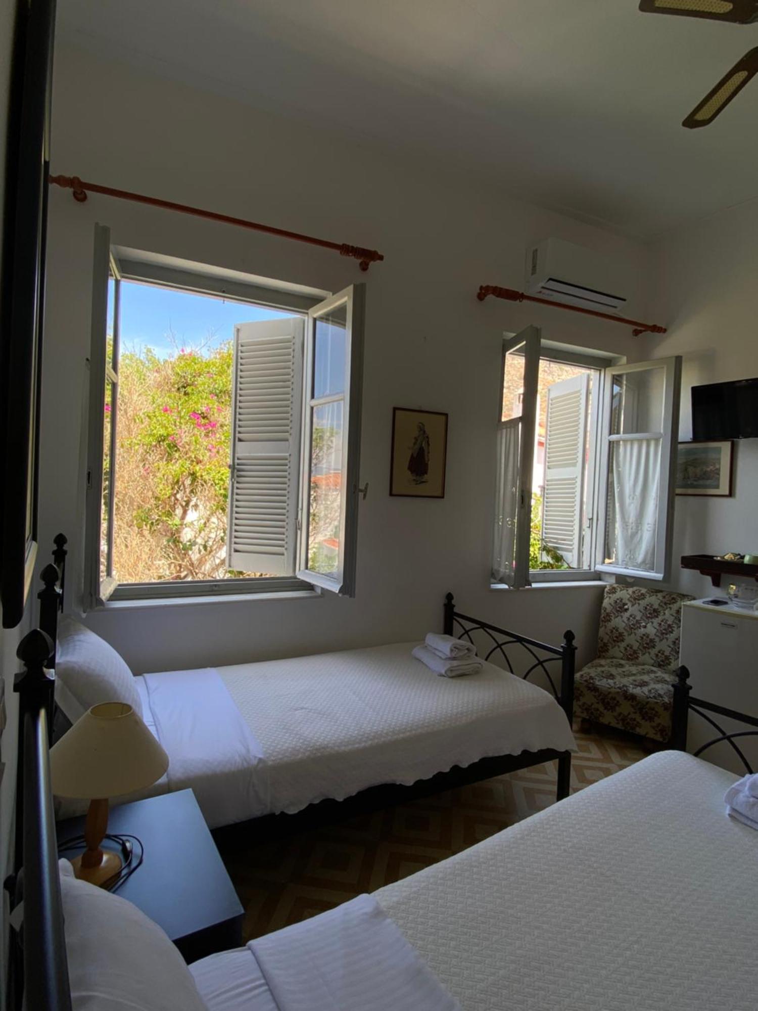 Douskos Uptown Living Hotel Hydra  Exterior foto